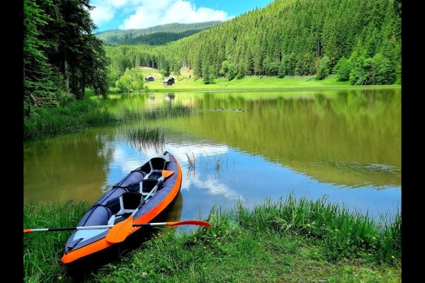 Lacul Iezer Sadova – o minune naturală în inima Bucovinei Lacul Iezer Sadova
