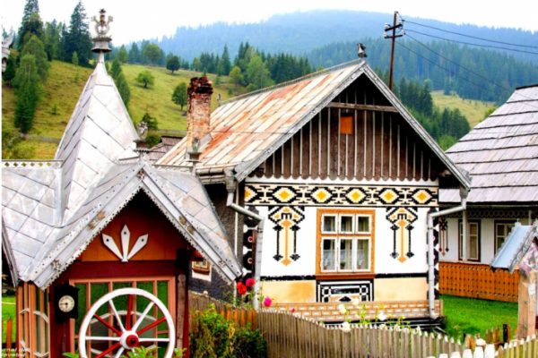 Bucovina în Culori: Casele Pictate din Ciocănești, Oglinda Culturii Locale Ciocănești