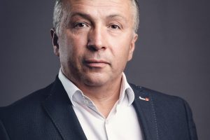 Dan Cușnir îi critică pe Ion Lungu și Lucian Harșovschi pe motivul că aceștia își promovează rudele în funcții publice.