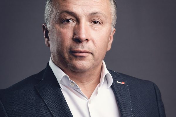 Dan Cușnir îi critică pe Ion Lungu și Lucian Harșovschi pe motivul că aceștia își promovează rudele în funcții publice.