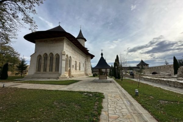 Mănăstirea Probota o oază de liniste a zonei Dolhasca.