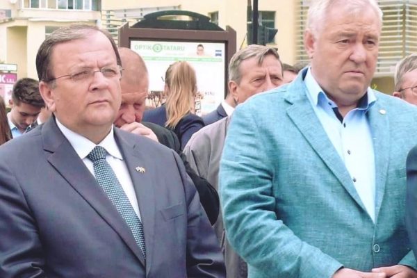 Flutur îl provoacă pe Stan să-i fie contracanditat în lupta pentru șefia județului.