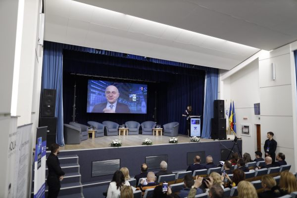 Mircea Geoană: Flancul Estic al NATO, la Pragul unei Dezvoltări Economice Într-un discurs recent la Universitatea „Ștefan cel Mare” din Suceava, Mircea Geoană, secretarul general adjunct al NATO, a subliniat importanța strategică și potențialul de dezvoltare economică al flancului estic al Alianței.